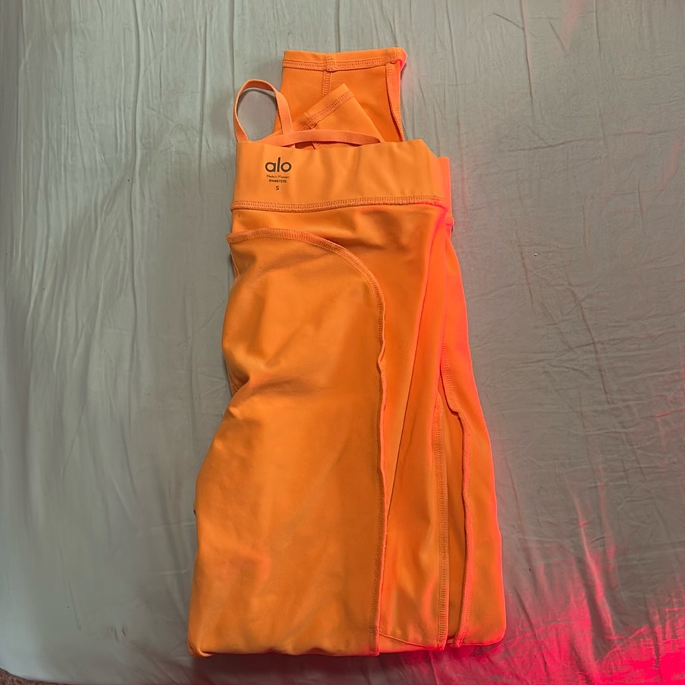 Orange Alo leggings w/ tie string and side pockets. Worn once. NWOT.
